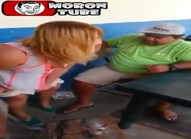 Video :In a tavern, a prostitute offers her charms